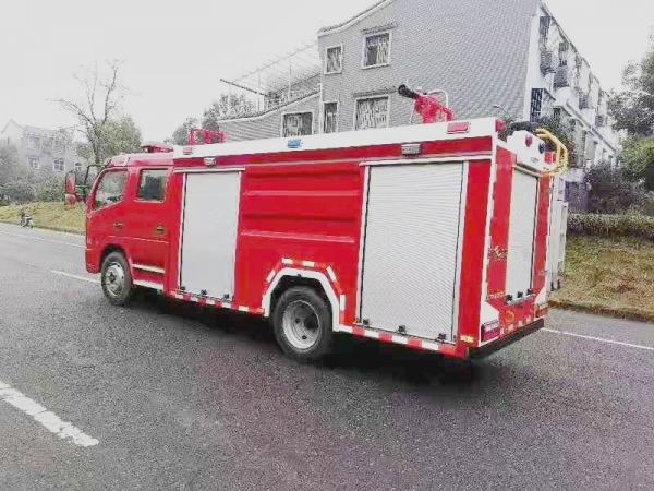 國六5噸東風水罐泡沫消防車