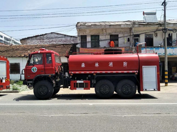 東風(fēng)六驅(qū)12噸森林消防車
