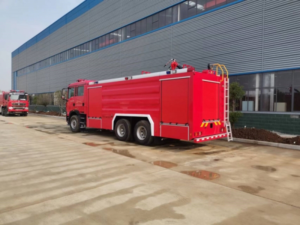 國(guó)六豪沃18噸水罐消防車